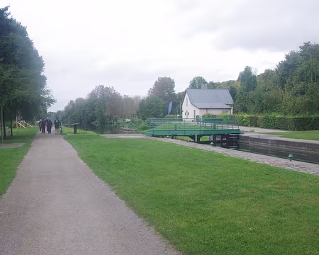 IMGP6392 Randonnée le long de la Somme. Jugeant qu’il était trop tôt pour pique-niquer à côté de cette écluse nous avons décidé (plus ou moins d’un commun accord…) de...