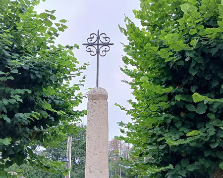 037 La croix de Léry dans le quartier des Vallées