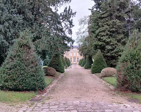 007 Derrière la grille, une allée à la française conduit au château de Coubertin (fin XVIIème)