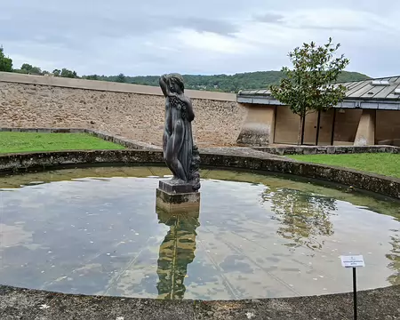 009 Première œuvre à l’entrée du Jardin des Bronzes, Bacchante (1912) de Joseph Bernard. Son fils Jean a fait don de sa collection à la fondation