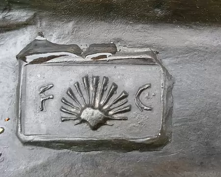 018 Le cachet de la Fonderie de Coubertin (FC). La coquille Saint-Jacques figurait dans le blason de la famille