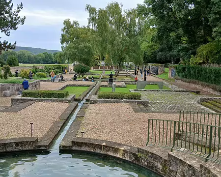 020 Vue d’ensemble du Jardin des Bronzes depuis la terrasse supérieure. Ce jardin à l’italienne est structuré par un canal central ponctué de bassins. Les terrasses...