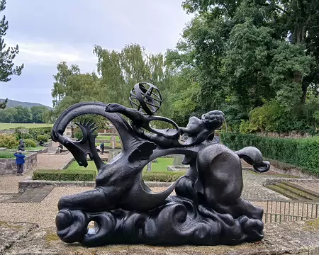021 Urano (bronze de Pablo Gargallo, 1933). Cette sculpture domine le jardin des Bronzes