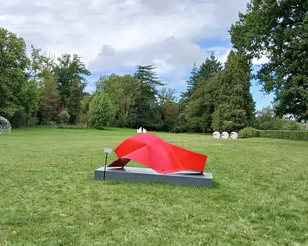 023 Des œuvres contemporaines abstraites ornent le parc du château de Coubertin. Ici, Nudo n° 2, de Francisco Moretti (2011), en acier