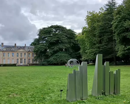 025 Le château de Coubertin vu du parc anglais. Au premier plan, une œuvre en acier de Marta Pan (2004) : Passage 7, en dépôt à la fondation