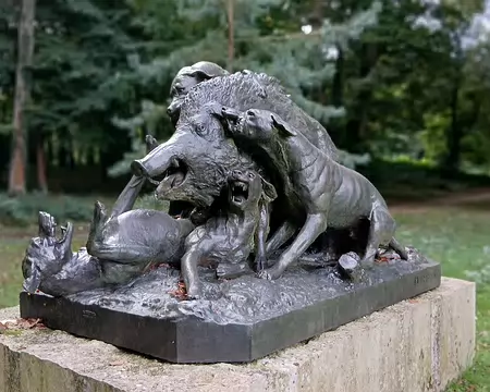 026 Près du château, une œuvre figurative : Sanglier attaqué par des chiens (fonte de fer de Maurice Leblanc, milieu du XIXème siècle)