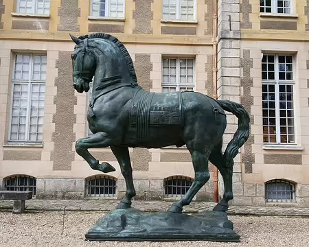 027 Devant la façade du château de Coubertin, le Cheval du Monument à Alvear, statue en bronze commandée à Bourdelle en 1913 par la République argentine pour rendre...