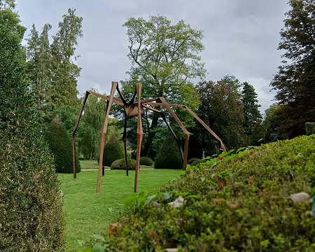 028 L’impressionnante Araignée n° 2 de Francisco Moretti (2012) dans le jardin à la française