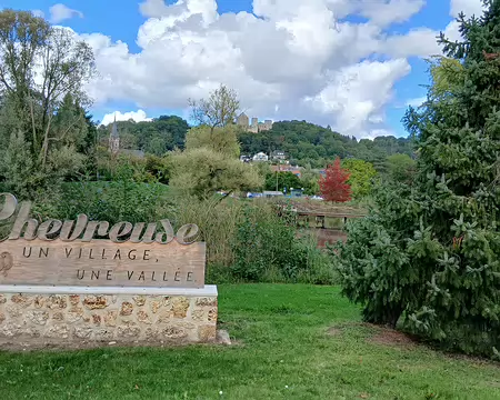 036 Le village de Chevreuse a donné son nom à la vallée