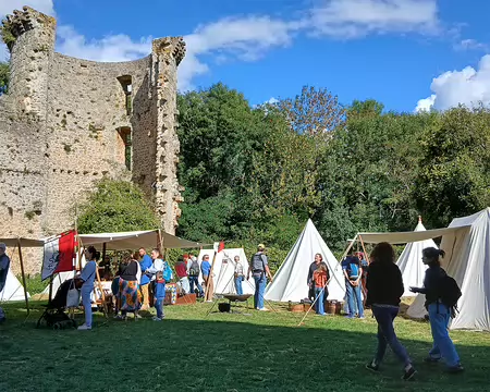 042 Campement médiéval des Griffons du Nord dans la cour du château de la Madeleine