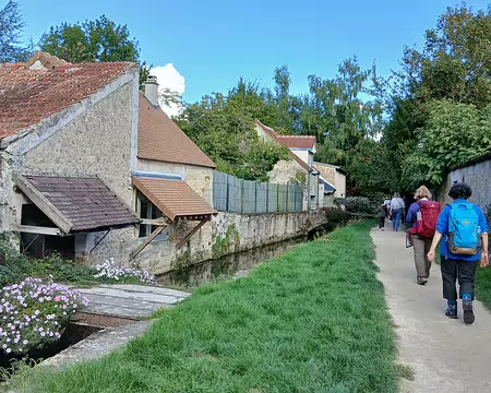 044 La Promenade des Petits Ponts (Chevreuse) le long du canal de l’Yvette autrefois utilisé par les tanneurs