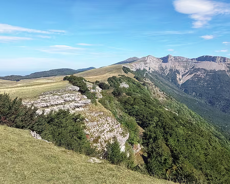 20250920_120724-01 En bordure de falaise, derrière nous : Serre de Montué, Font d'Urle avec la Pointe de l'Infernet et la Porte d'Urle.