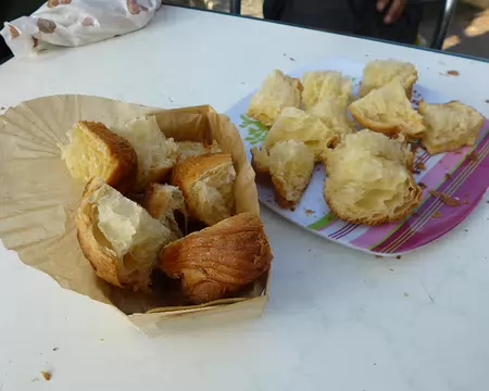 P1210955 Partage de la brioche avant de reprendre le train. Merci à Gilles pour la matinée et à Pascal pour l'après-midi.
