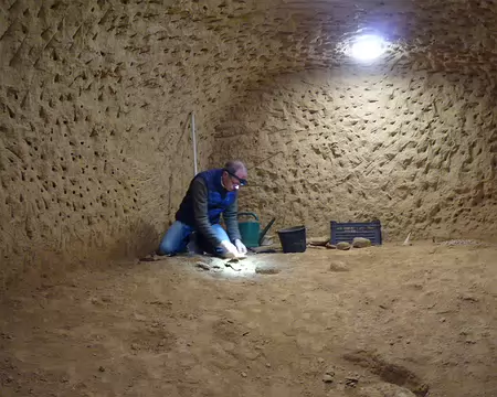 P1360986 Patrice Legrand, paléontologue passionné à la Cave aux Coquillages