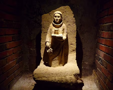 P1360995 Saint-Vincent, patron des vignerons veille sur un Campanilum Giganteum