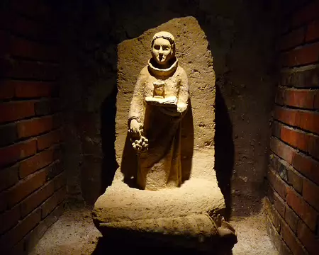 P1360995 Saint-Vincent, patron des vignerons veille sur un Campanilum Giganteum