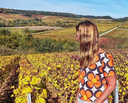 20251018_125624-01 Sylvie Pommelet à Romery nous fait déguster son champagne.