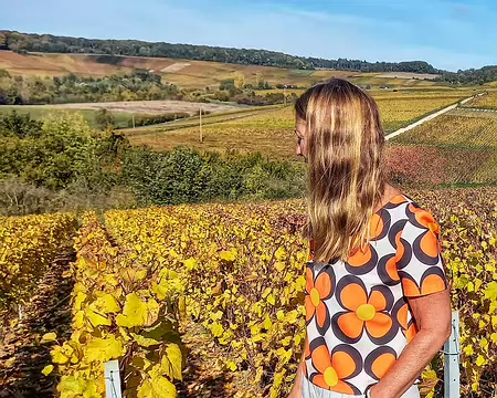20251018_125624-01 Sylvie Pommelet à Romery nous fait déguster son champagne.
