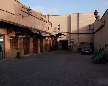 DSC_0281 C'est le matin du départ en mini bus : les échoppes sont encore fermées.