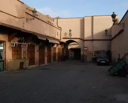 DSC_0281 C'est le matin du départ en mini bus : les échoppes sont encore fermées.