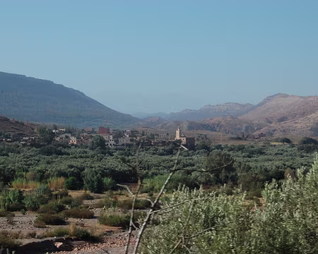 DSC_0285 Sur la route en direction de Ouarzazate, un village bien arrosé.