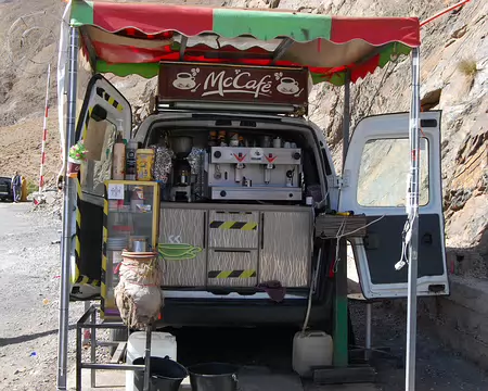 DSC_0286 Toujours sur la route, là où un arrêt est possible, le percolateur ambulant attend le chaland.