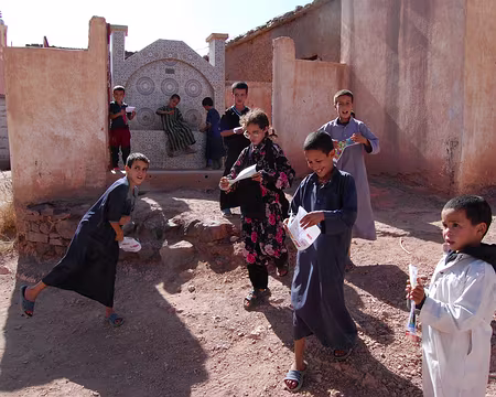 DSC_0301 Promenade dans le village. Les enfants viennent de sortir de l'école coranique où a priori ils viennent d’apprendre comment faire péter une feuille de papier,...