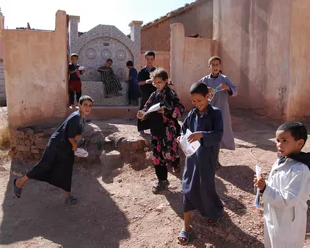 DSC_0301 Promenade dans le village. Les enfants viennent de sortir de l'école coranique où a priori ils viennent d’apprendre comment faire péter une feuille de papier,...