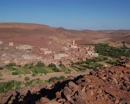 DSC_0307 Le village dans son ensemble, vu en direction de l'est, parcouru par son oued asséché en surface.