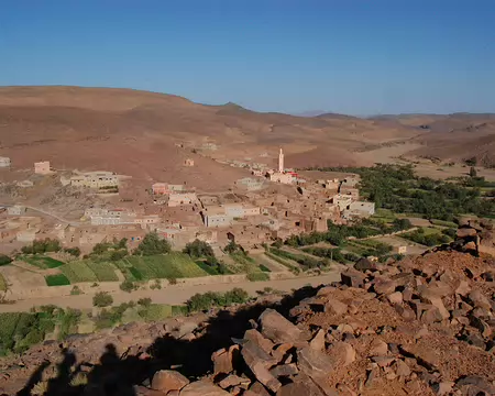 DSC_0307 Le village dans son ensemble, vu en direction de l'est, parcouru par son oued asséché en surface.
