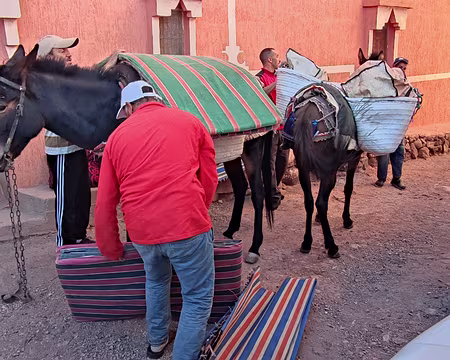 DSC_0319 Jour 2, 6 octobre. De Tamlakout à Qit Tigga (2000m). Les mules sont chargées avec le nécessaire pour le déjeuner : matelas et matériel de cuisine.