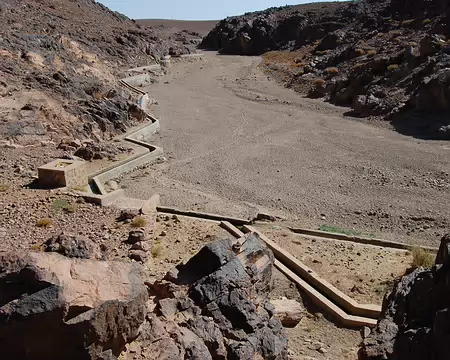 DSC_0325 Vue du barrage, la rigole qui chemine l'eau en longeant l'oued vers les parcelles à cultiver situées en aval.