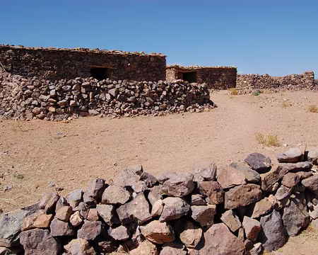 DSC_0339 Les bergeries et leur enclos, prés desquelles nous déjeunons.