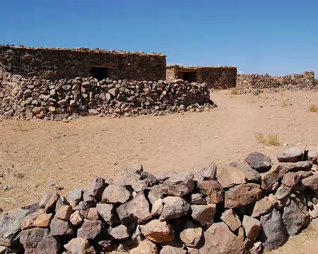 DSC_0339 Les bergeries et leur enclos, prés desquelles nous déjeunons.