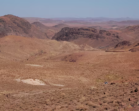 DSC_0341 La vue vers l'est est apparemment désertique, mais où se cachent en creux certainement quelques rares oasis.