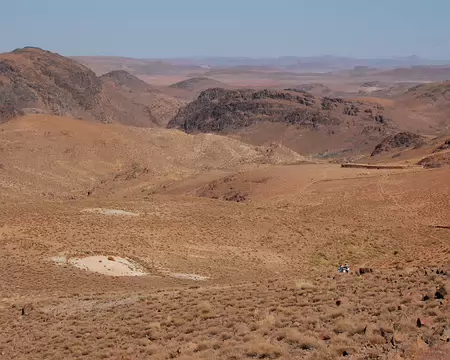 DSC_0341 La vue vers l'est est apparemment désertique, mais où se cachent en creux certainement quelques rares oasis.
