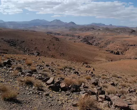DSC_0343 Le Siroua, plus haut sommet au centre de la photo, s'offre à nous.