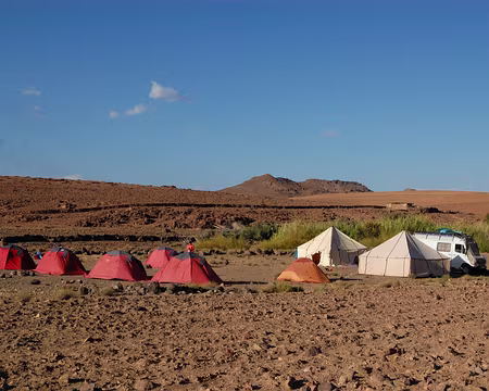 DSC_0346 Premier bivouac à l’oasis de Qit Tigga (2000m). Nous partageons les tentes rouges pouvant contenir deux des grands matelas qui servent pour le déjeuner. Mais...