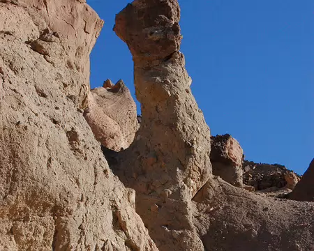 DSC_0705 A l'entrée du village, un genre de cheminée de fée sculptée par l'érosion.