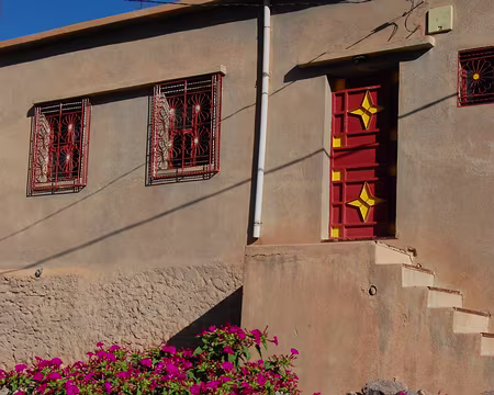DSC_0707 Dans le village, un exemple de porte en fer travaillée et colorée comme on peut en voir fréquemment.