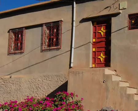 DSC_0707 Dans le village, un exemple de porte en fer travaillée et colorée comme on peut en voir fréquemment.