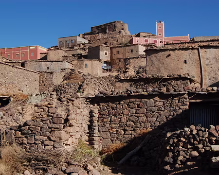 DSC_0708 Vue vers le sommet du village, avec sa mosquée et, derrière tout en haut, l'agadir. L'agadir était le grenier communal à l'intérieur duquel chaque famille avait...
