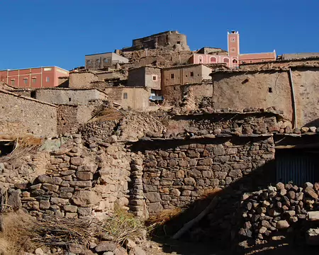 DSC_0708 Vue vers le sommet du village, avec sa mosquée et, derrière tout en haut, l'agadir. L'agadir était le grenier communal à l'intérieur duquel chaque famille avait...