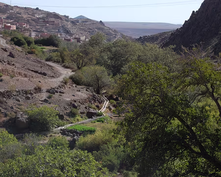 DSC_0716 L'une des rigoles qui permet l'irrigation des cultures situées en contre bas du village.