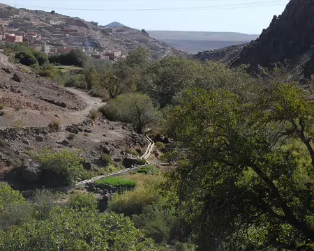 DSC_0716 L'une des rigoles qui permet l'irrigation des cultures situées en contre bas du village.