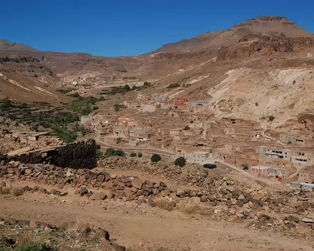 DSC_0720 Nous nous élevons au dessus des villages de Idghraghe et Aït-Ighmoure (au fond). Complètement à droite et au milieu de la photo, un autre agadir.