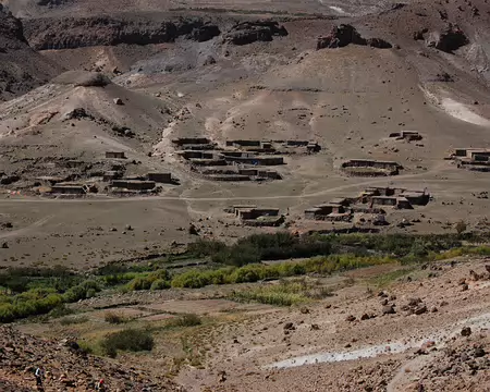 DSC_0729 Arrivée à Tissouitine. Les bergeries servant d'habitation l'été sont en hauteur, les fonds de vallée, là où l'eau est le plus accessible, étant réservés aux...
