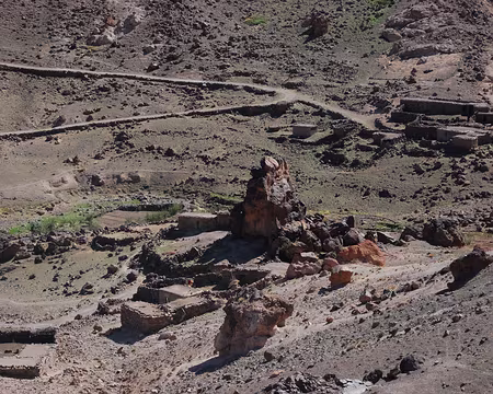 DSC_0736 Bergeries à l’abri d'un rocher.