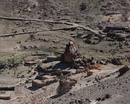 DSC_0736 Bergeries à l’abri d'un rocher.