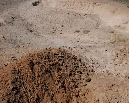 DSC_0738 La terre qui sert à la construction des bergeries est extraite localement.